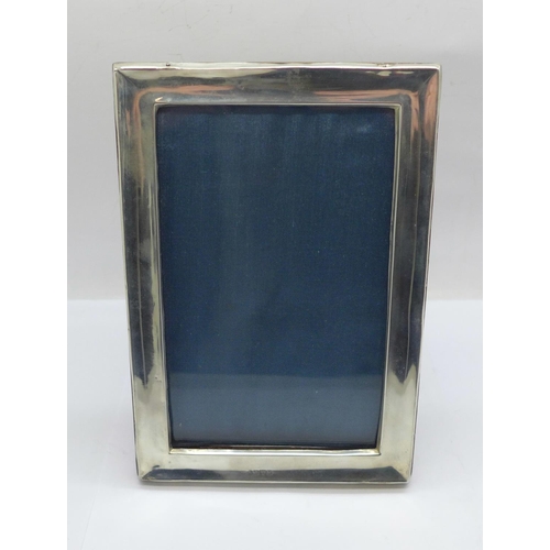 868 - A silver photograph frame, Chester 1912, 11cm x 16cm, (portrait or landscape positions)