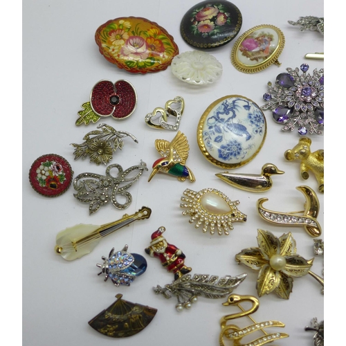 877 - A collection of brooches