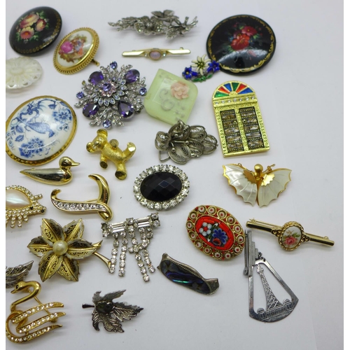 877 - A collection of brooches