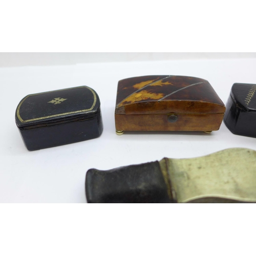 879 - Two snuff boxes, a tortoiseshell box, a/f, and a novelty shoe vesta case, a/f