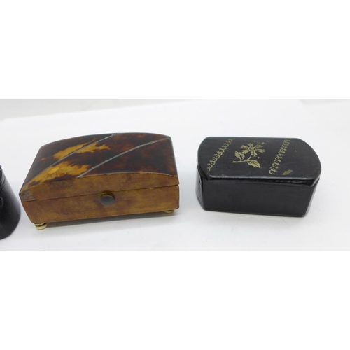 879 - Two snuff boxes, a tortoiseshell box, a/f, and a novelty shoe vesta case, a/f