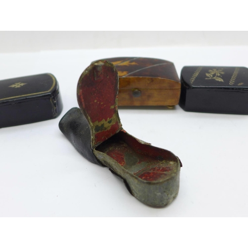 879 - Two snuff boxes, a tortoiseshell box, a/f, and a novelty shoe vesta case, a/f