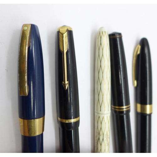 887 - Four pens with 14ct gold nibs, Parker, Parker Victory and two Sheaffer and one other Sheaffer pen, (... 