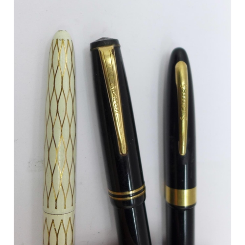 887 - Four pens with 14ct gold nibs, Parker, Parker Victory and two Sheaffer and one other Sheaffer pen, (... 