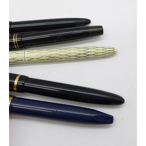 887 - Four pens with 14ct gold nibs, Parker, Parker Victory and two Sheaffer and one other Sheaffer pen, (... 