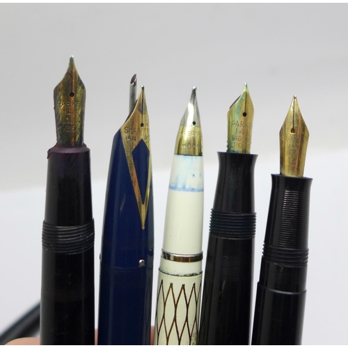 887 - Four pens with 14ct gold nibs, Parker, Parker Victory and two Sheaffer and one other Sheaffer pen, (... 