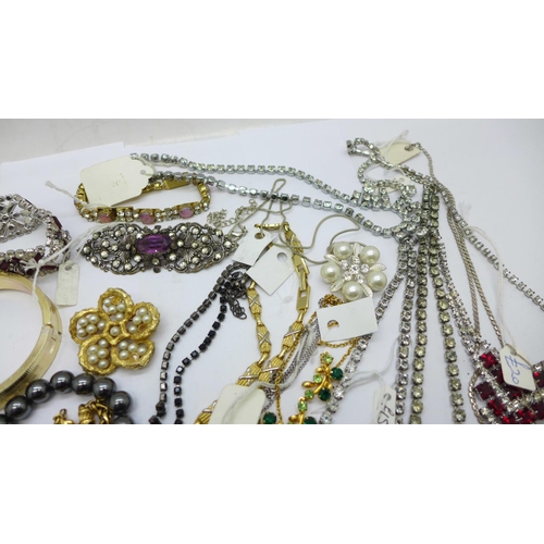 899 - Costume jewellery