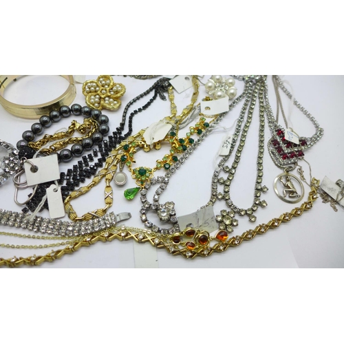 899 - Costume jewellery