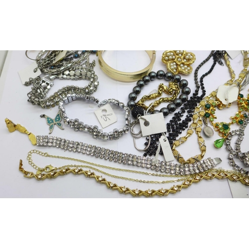 899 - Costume jewellery