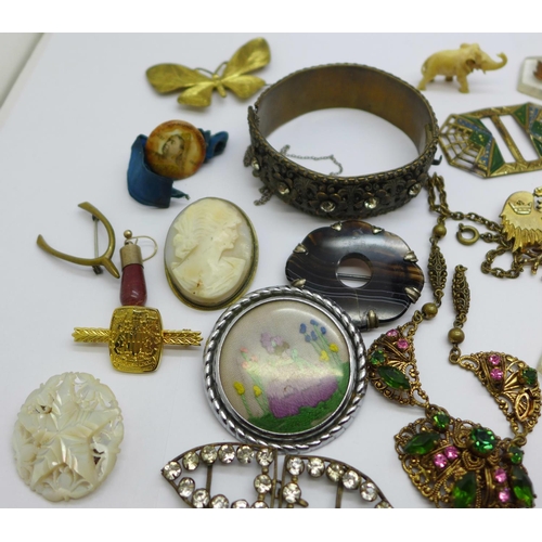 901 - Vintage jewellery, etc.