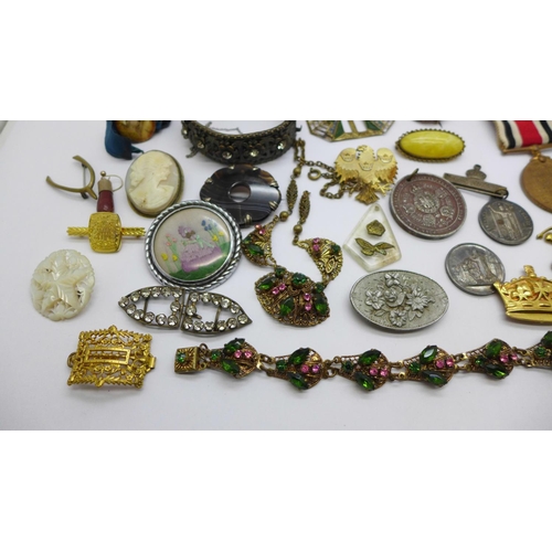 901 - Vintage jewellery, etc.