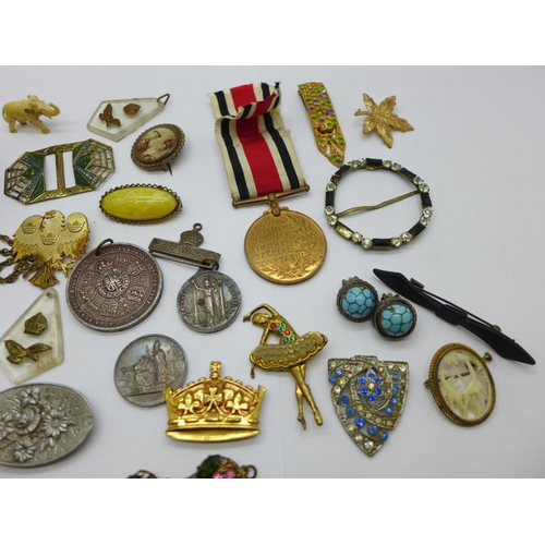 901 - Vintage jewellery, etc.