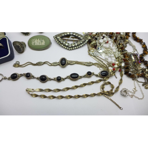 902 - Silver jewellery, a tigers eye necklace and a paste buckle