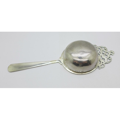 903 - A silver tea strainer, Birmingham 1913, 38g