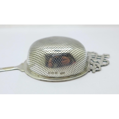 903 - A silver tea strainer, Birmingham 1913, 38g