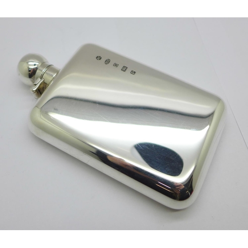 907 - A silver hip flask, Sheffield 1979, 197g