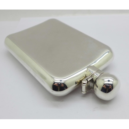 907 - A silver hip flask, Sheffield 1979, 197g