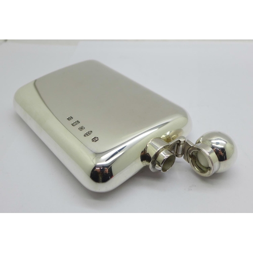 907 - A silver hip flask, Sheffield 1979, 197g