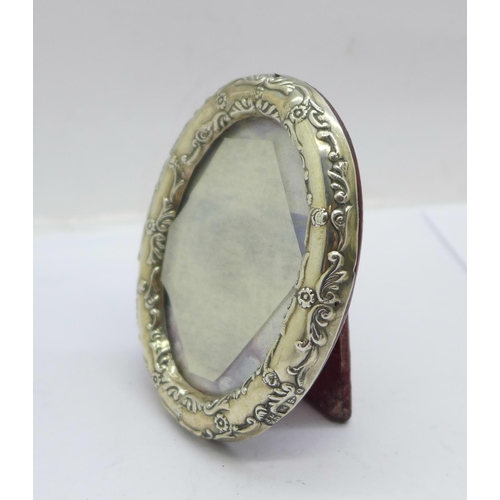 920 - A late Victorian silver photograph frame, Chester 1899, 56mm x 76mm