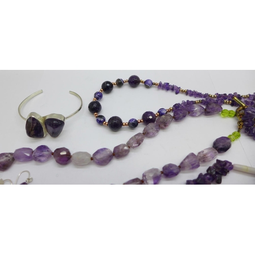 922 - Amethyst jewellery including silver set