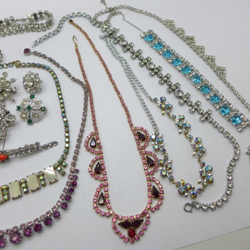 927 - Vintage diamante/paste jewellery