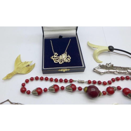 930 - Vintage jewellery including an Art Deco necklace and Art Nouveau style earrings, etc.