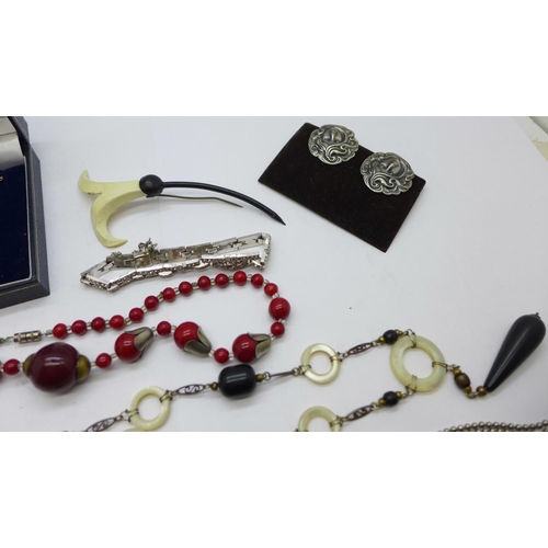 930 - Vintage jewellery including an Art Deco necklace and Art Nouveau style earrings, etc.