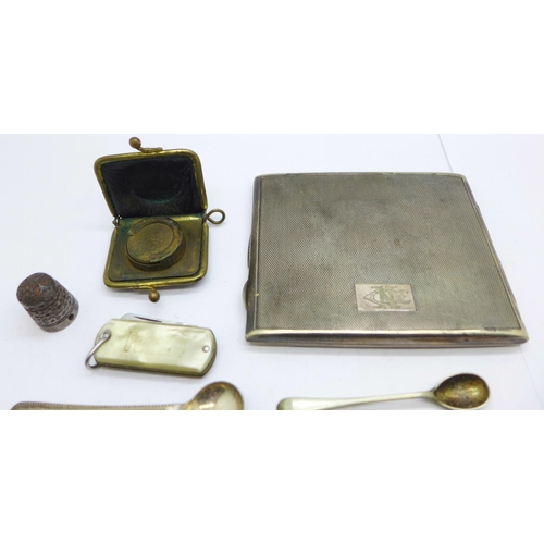 936 - A sovereign purse, a vesta case, a/f, cigarette case, etc.