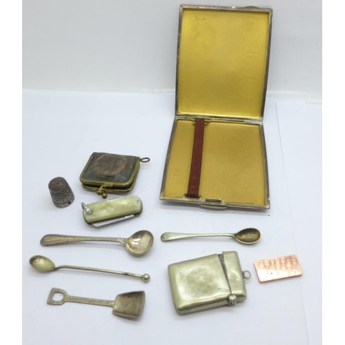 936 - A sovereign purse, a vesta case, a/f, cigarette case, etc.