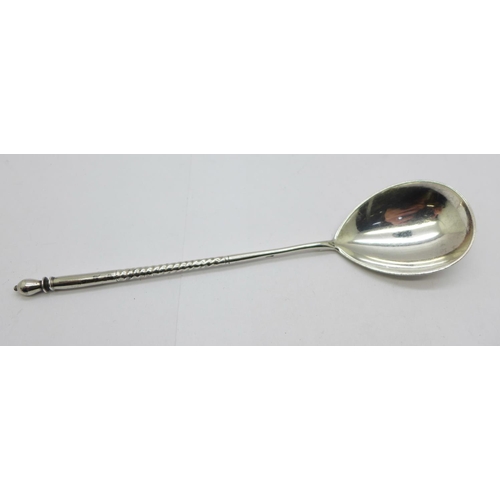 945 - A Russian silver spoon, with date inscription, '1896-1901', 31g