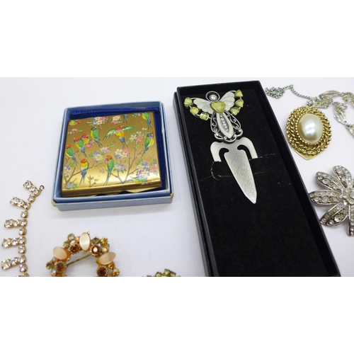 947 - Jewellery and a Stratton compact