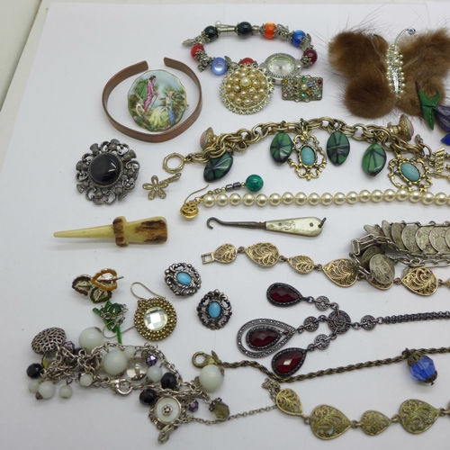 957 - Costume jewellery