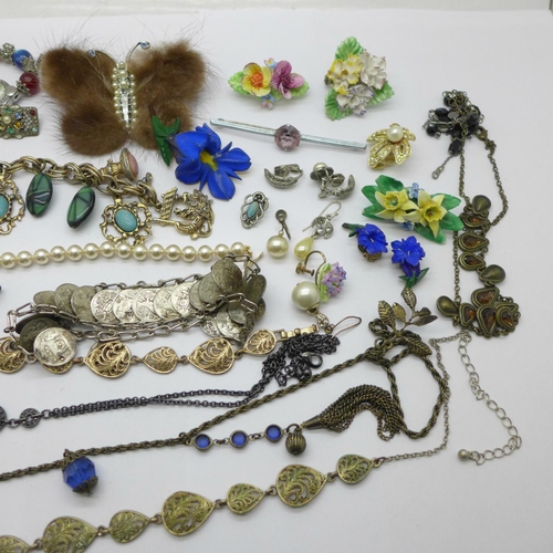 957 - Costume jewellery