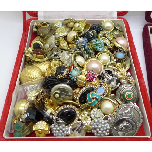 962 - A collection of vintage clip on earrings