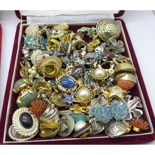 962 - A collection of vintage clip on earrings