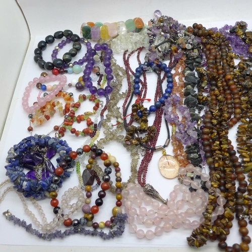 978 - Gemstone jewellery including amethyst, tigers eye, quartz, etc.