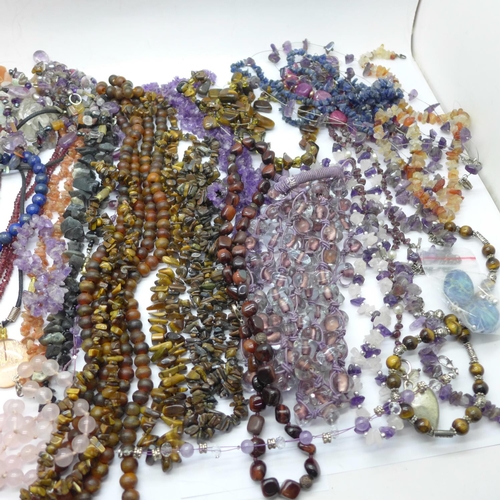 978 - Gemstone jewellery including amethyst, tigers eye, quartz, etc.