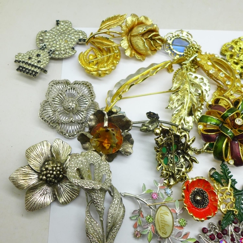 981 - Fifty brooches