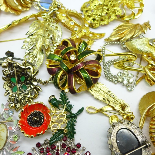 981 - Fifty brooches