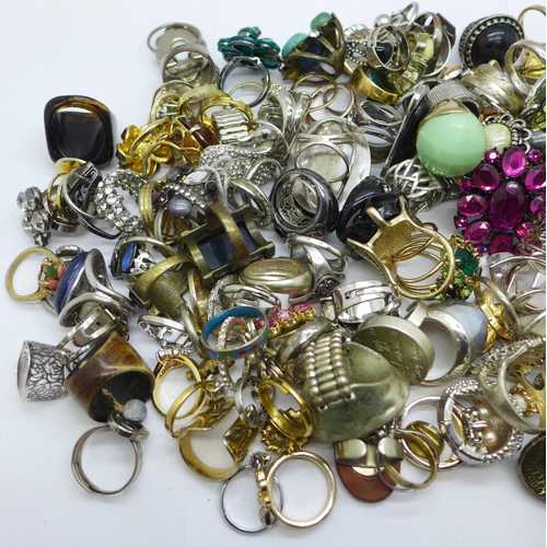 982 - 180 costume rings