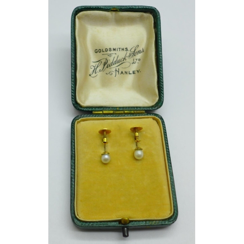 995 - A pair of yellow metal and pearl earrings with screw backs, with box, 1.5g