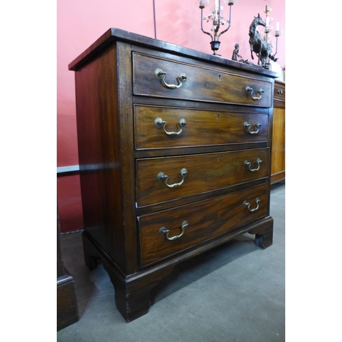 71 - A George III mahogany bachelors chest of drawers