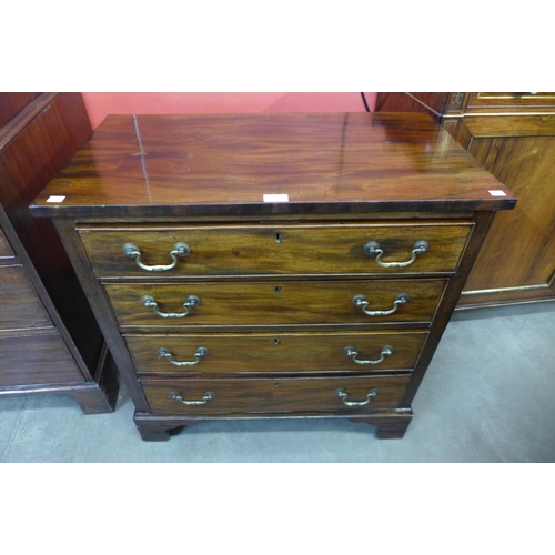 71 - A George III mahogany bachelors chest of drawers