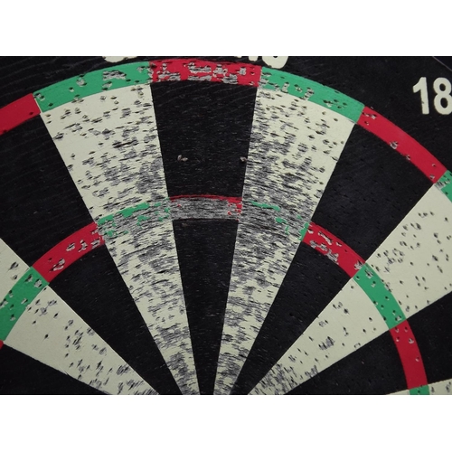 2077 - Winmau dartboard in case