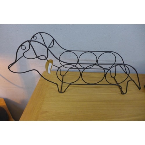 1337 - A sausage dog 3 bottle wine rack, 45cm x 21cm (KG059507)   #