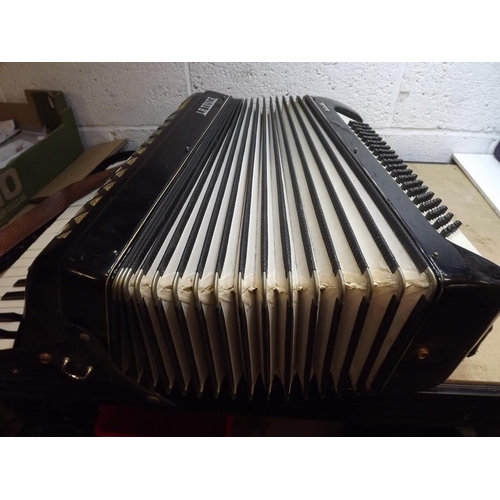 2131 - Italian vintage accordion - W