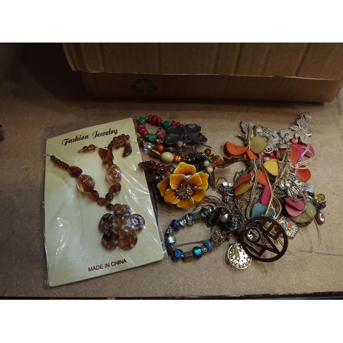 2140 - Box of costume jewellery