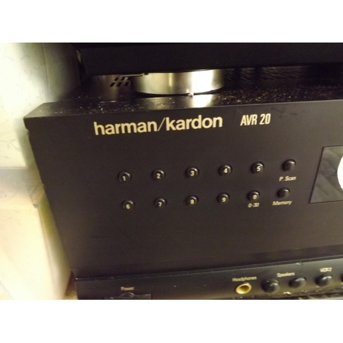 2226 - Harman Kardon AVR20 amp - powers up