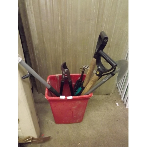 2386 - Qty. of garden tools