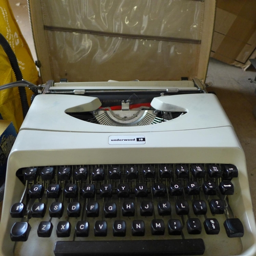 2071 - Underwood 18 portable manual typewriter in case, a/f